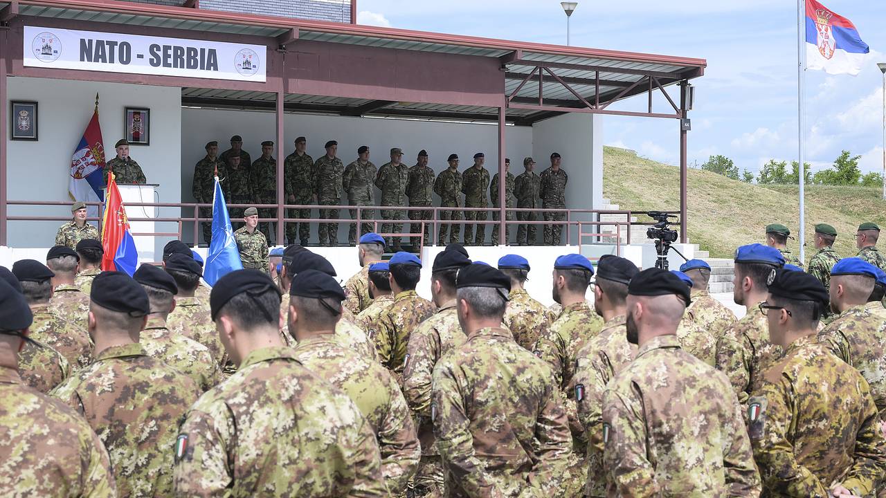 Сербия принимает учения НАТО впервые после бомбардировок 1999 года. Почему власти пошли на это и как отреагировали в России? Сербия принимает учения НАТО впервые после бомбардировок 1999 года. Почему власти пошли на это и как отреагировали в России?
