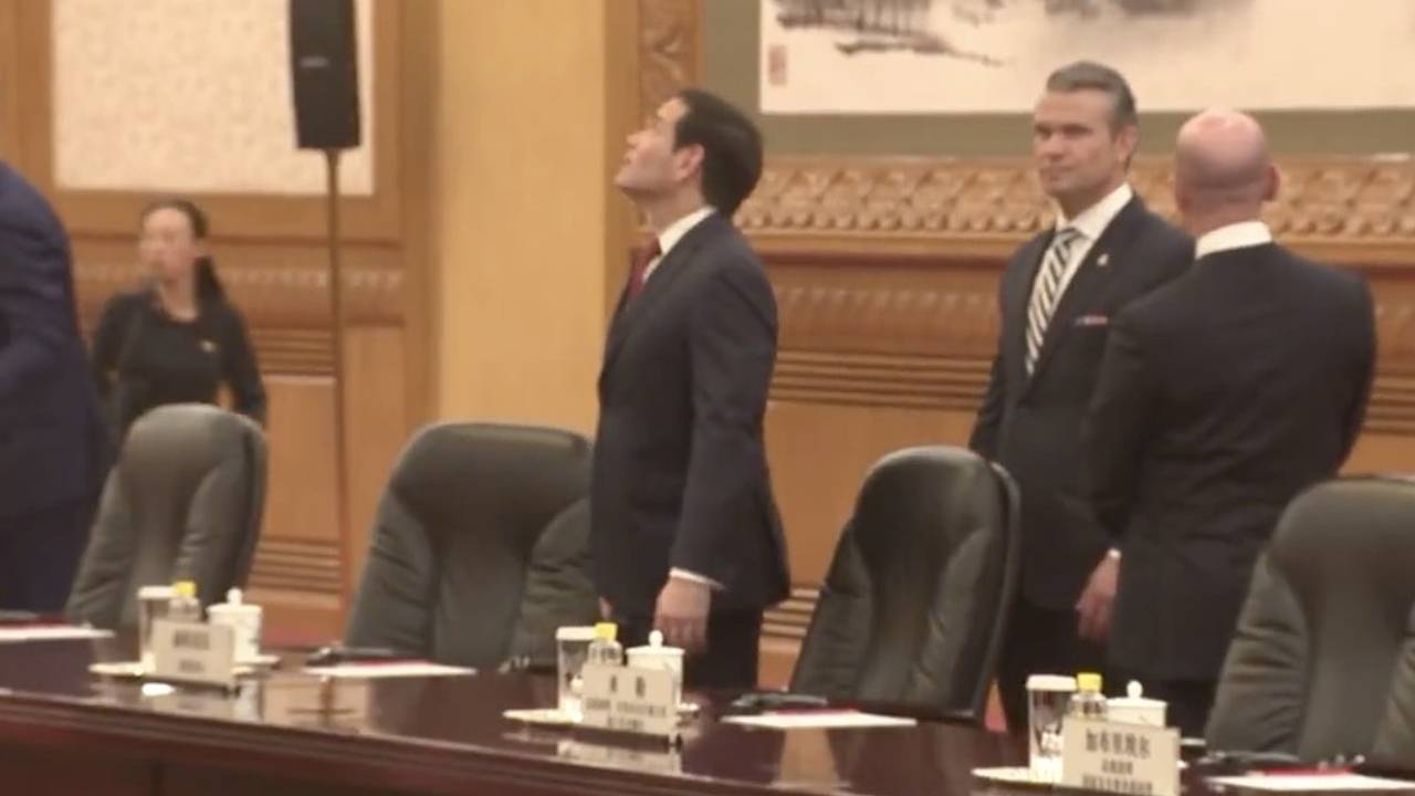 Рубио полюбовался потолком в Китае и попал на видео