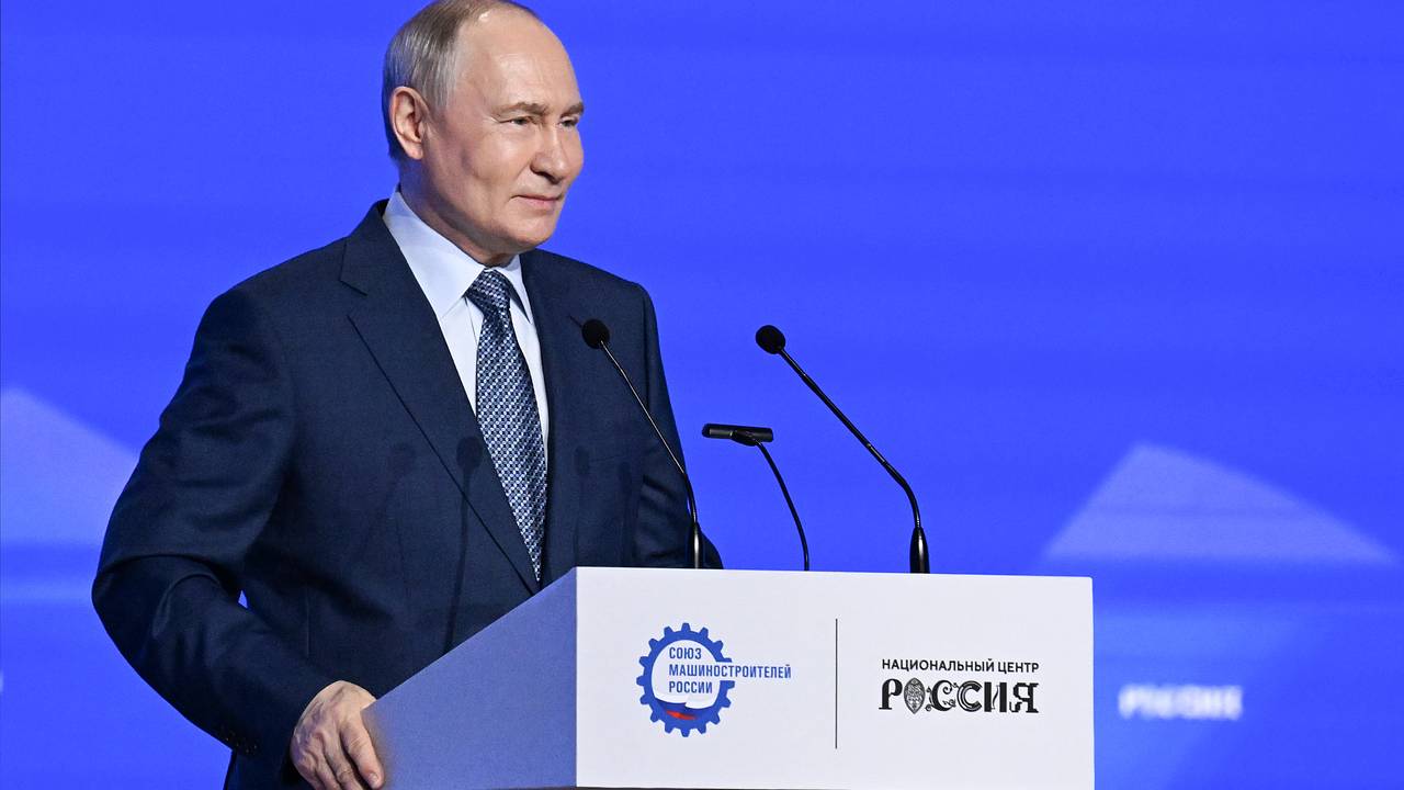 Путин призвал быстрее применять инновации в промышленности