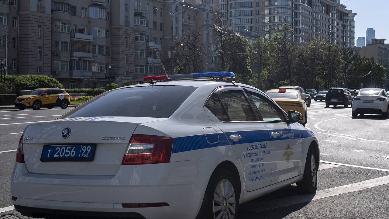 Иномарка влетела в остановку с людьми в центре Москвы