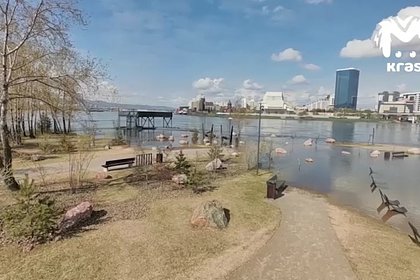 Вода в реке резко поднялась и залила дороги в российском городе