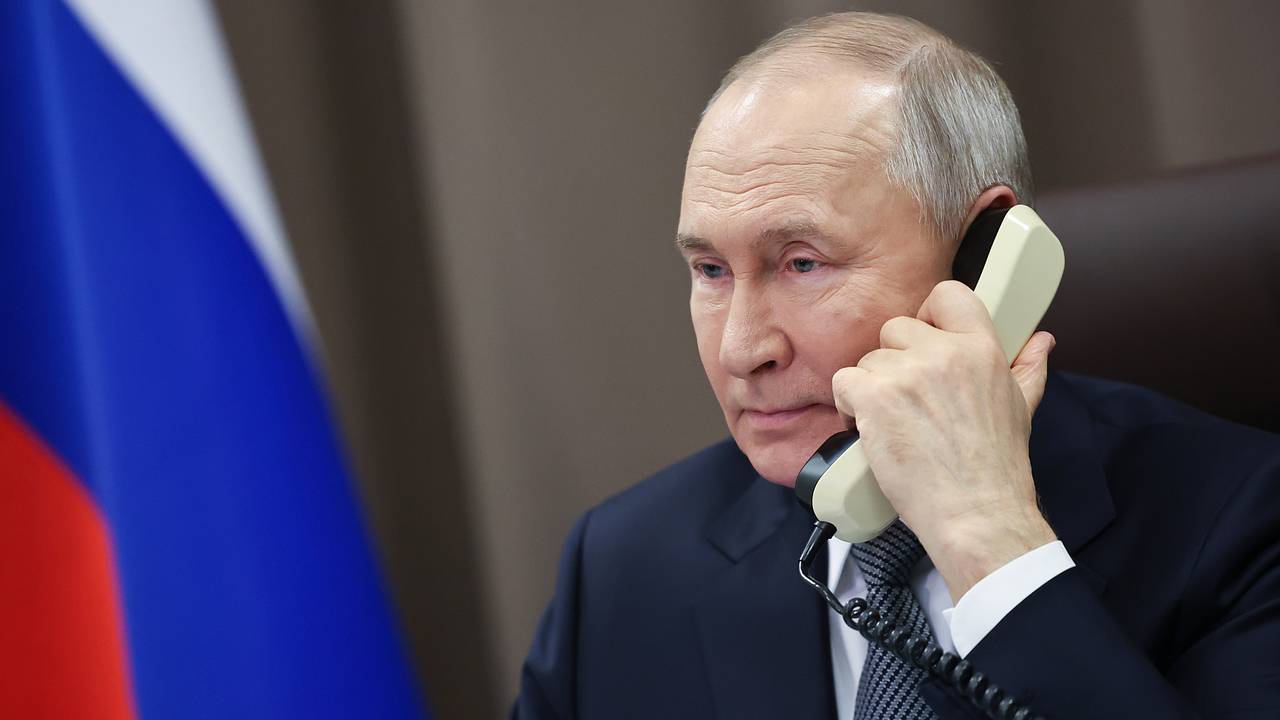 Путин позвонил Лукашенко по вопросу обороны Путин позвонил Лукашенко по вопросу обороны