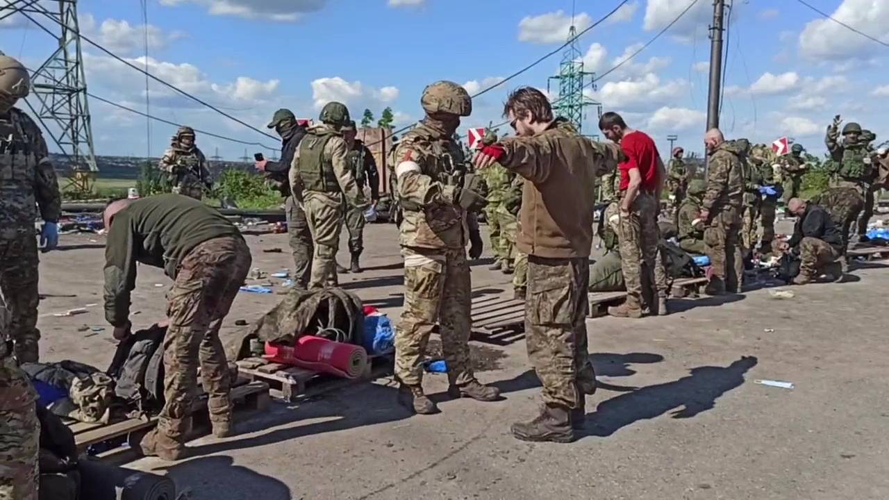 Украина вернула из плена воевавших в Мариуполе бойцов «Азова» Украина вернула из плена воевавших в Мариуполе бойцов «Азова»