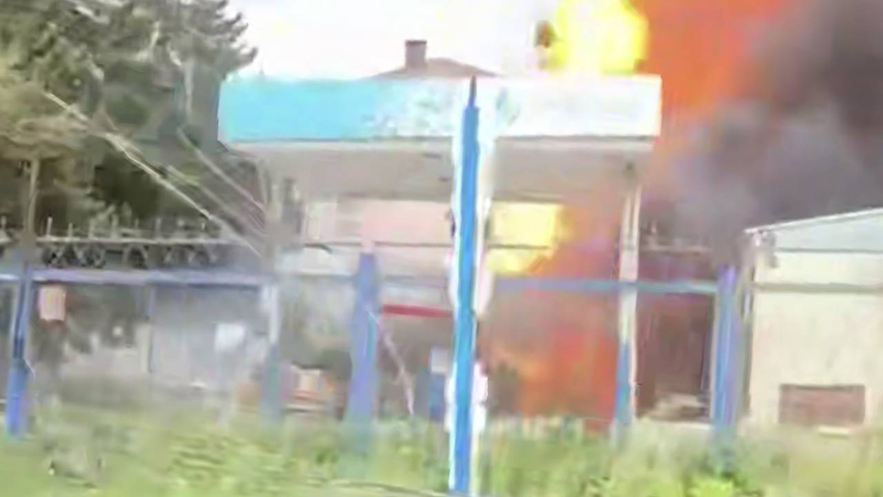 Пожар после взрыва на российской заправке попал на видео Пожар после взрыва на российской заправке попал на видео