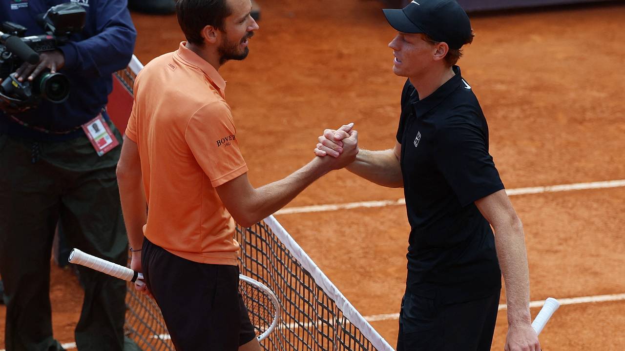 Медведев проиграл Синнеру в полуфинале турнира Masters в Риме