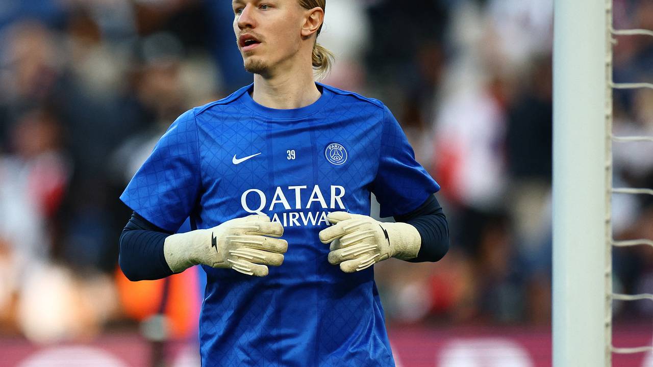 Французский журналист назвал Сафонова посмешищем Французский журналист назвал Сафонова посмешищем
