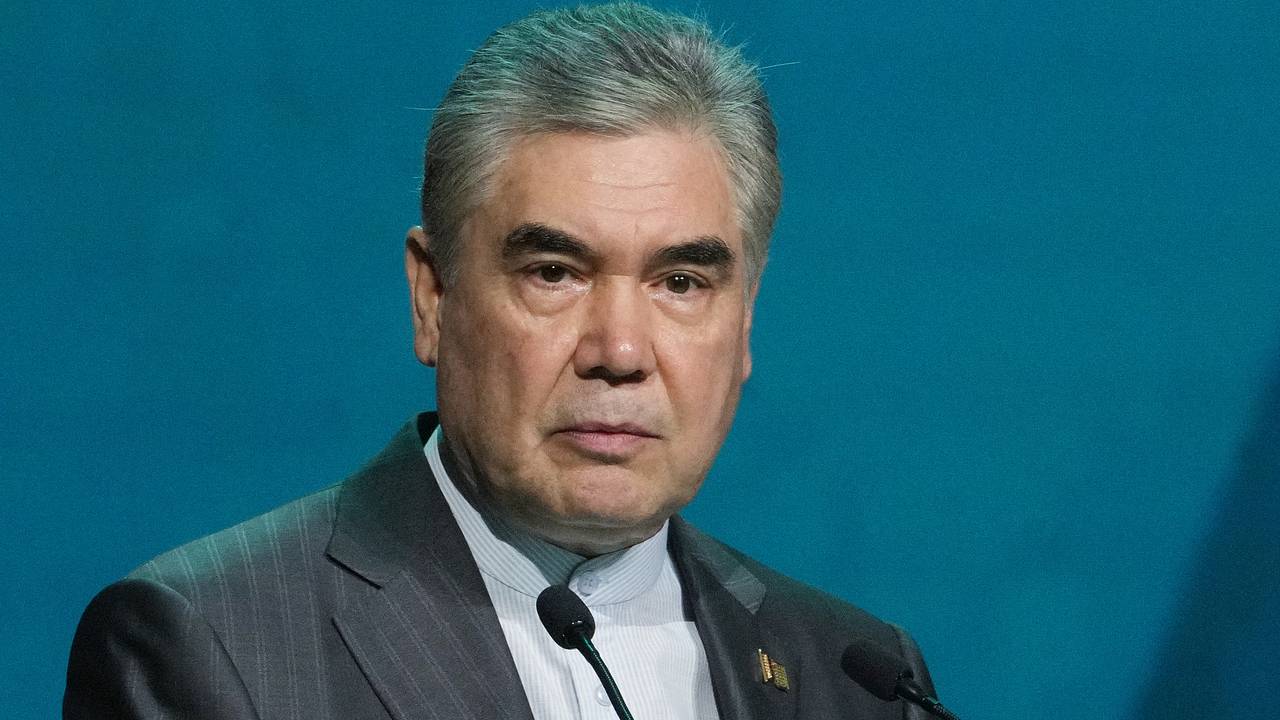Карл III встретился к лидером нейтральной постсоветской страны и захотел увидеть коней Карл III встретился к лидером нейтральной постсоветской страны и захотел увидеть коней