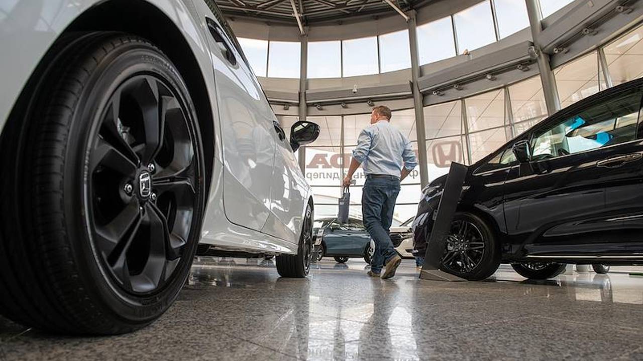 Ушедший из России производитель резко нарастил продажи новых машин в стране