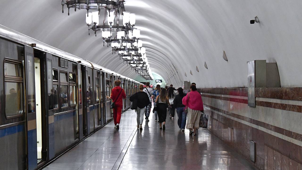Москвич поймал снимавшего под платьем у его жены пассажира метро