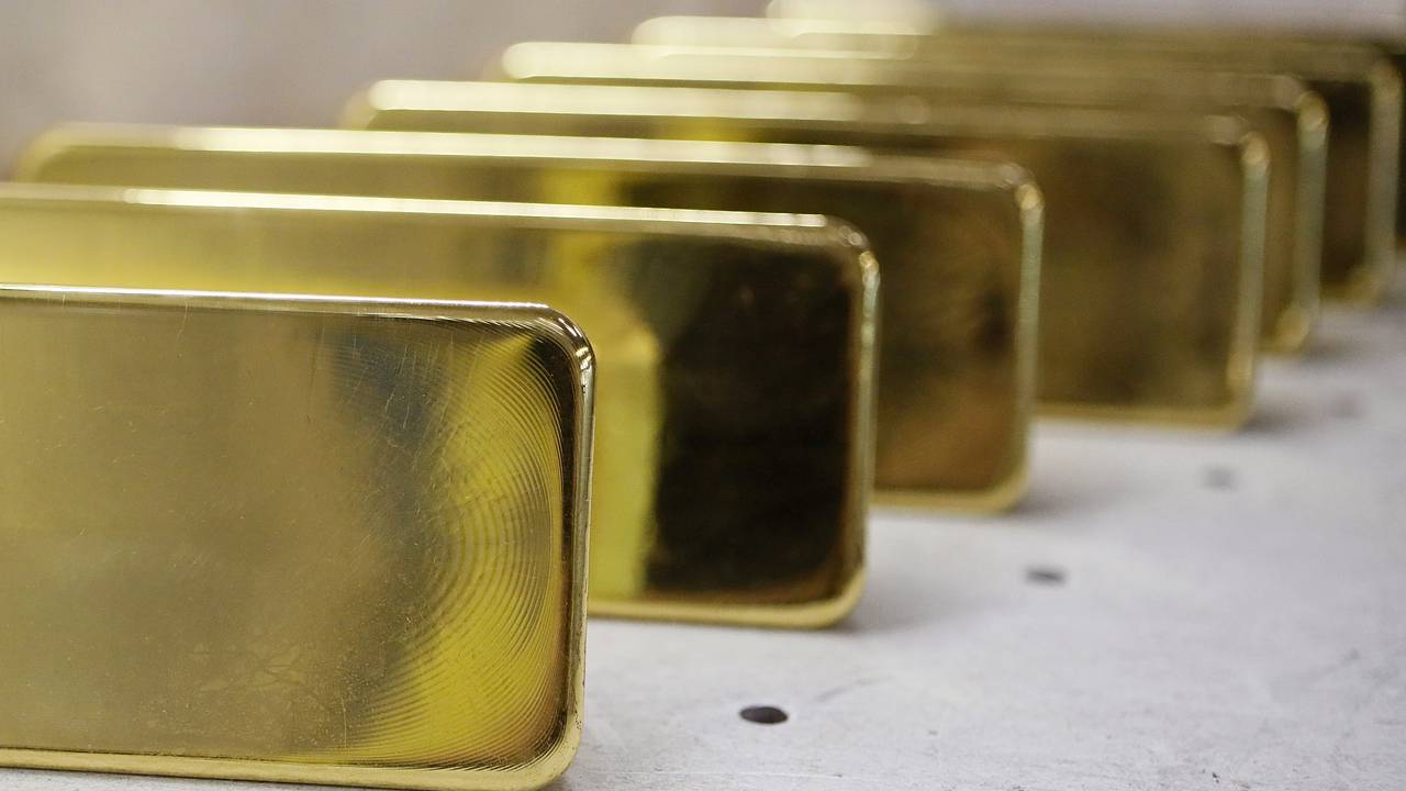 Москвич на первой встрече отдал девушке пять слитков золота и наличные