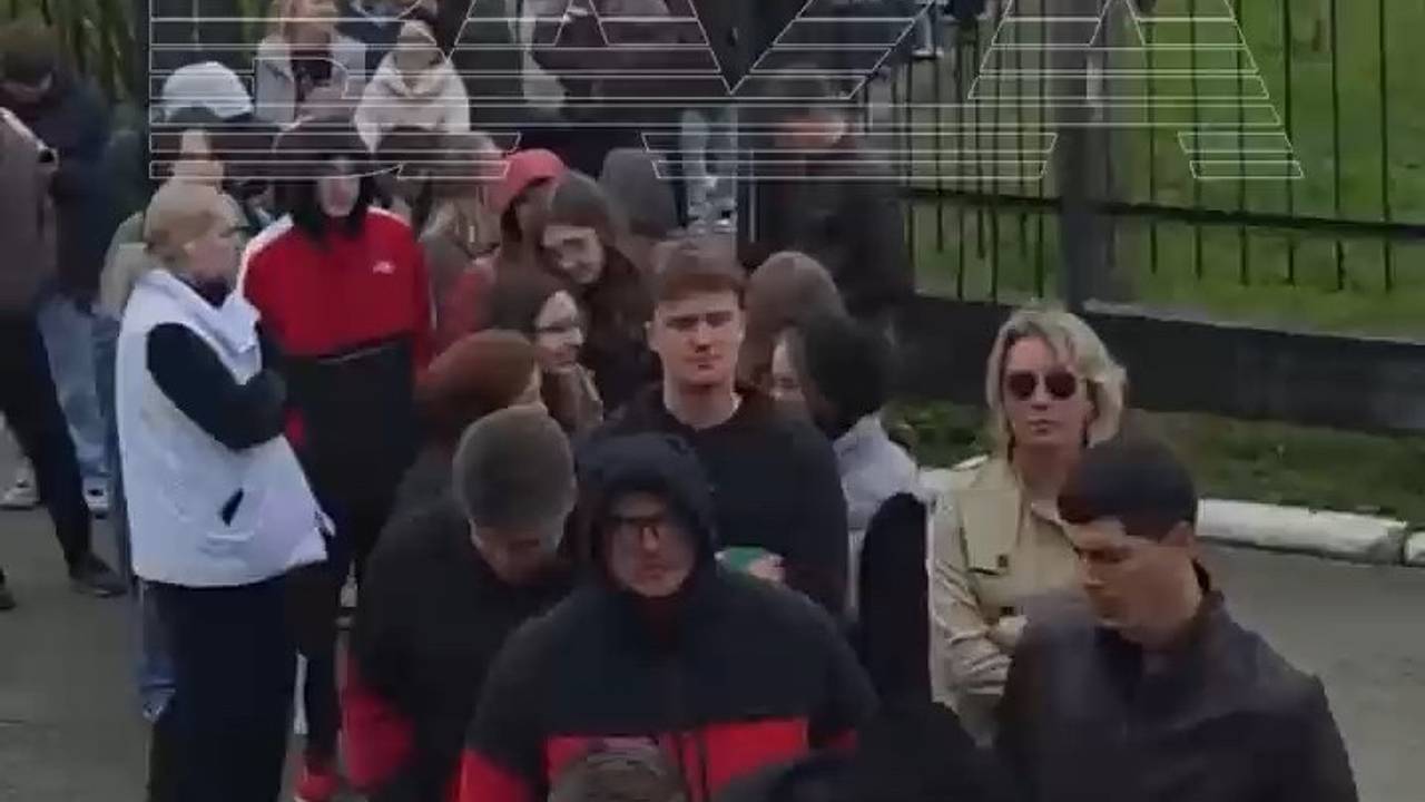 Гигантская очередь в психбольницу в российском городе попала на видео