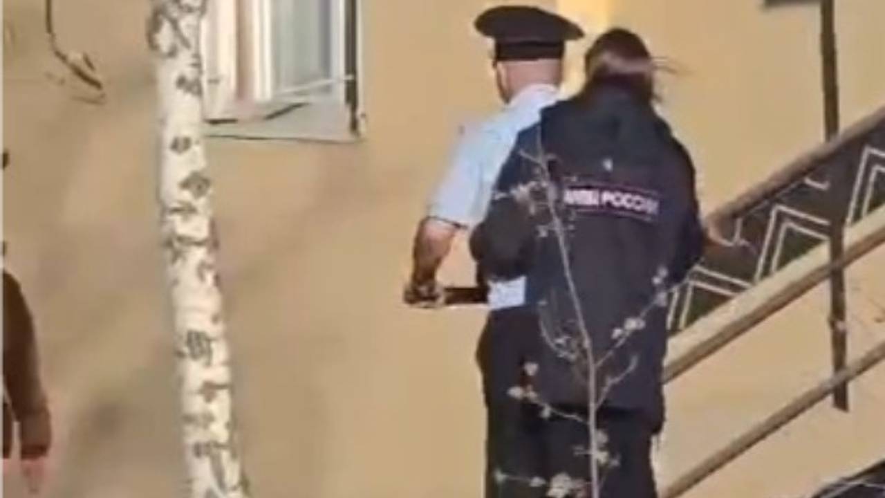 Мчащиеся на самокате российские полицейские попали на видео
