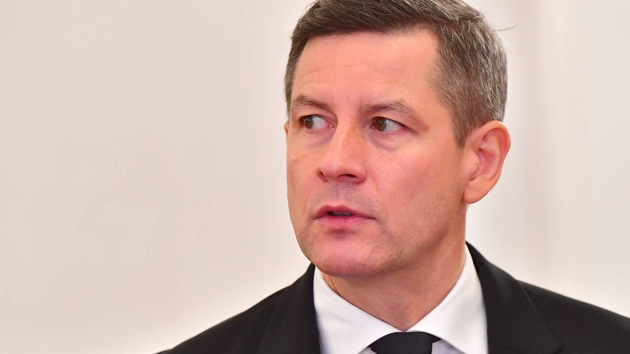 Российский чиновник пожаловался на наличие только одного костюма