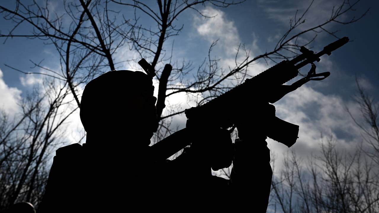 Боец СВО спас оказавшегося на обочине раненого солдата из-за обстрела кочующего миномета