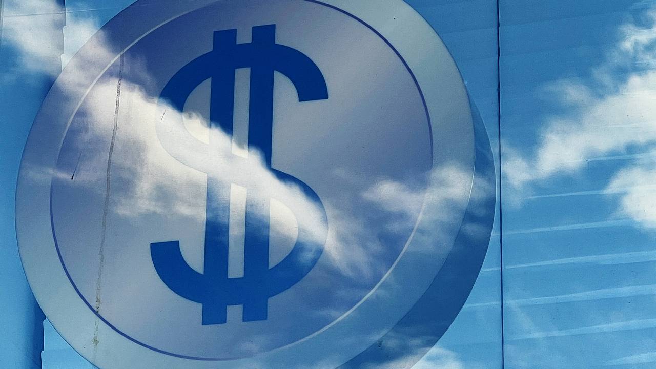 Курс доллара упал ниже 71 рубля