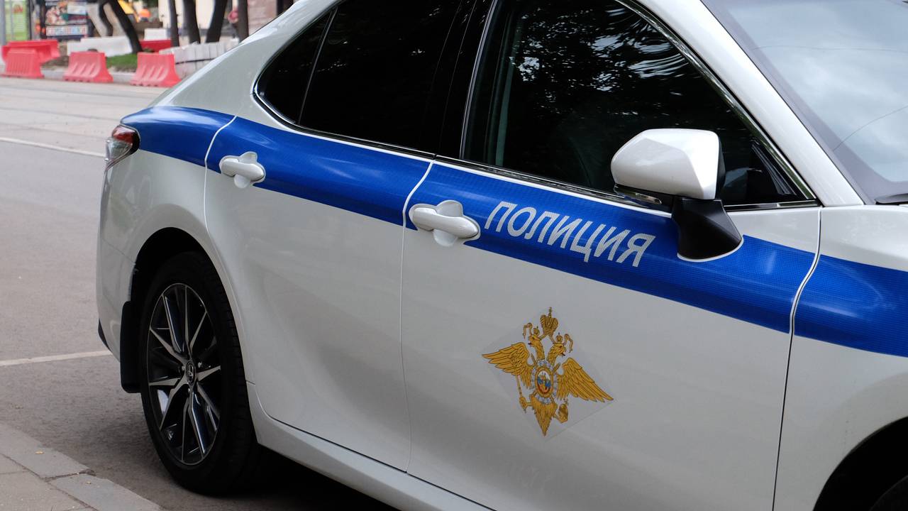 В российском городе мертвая полуголая женщина весь день пролежала во дворе