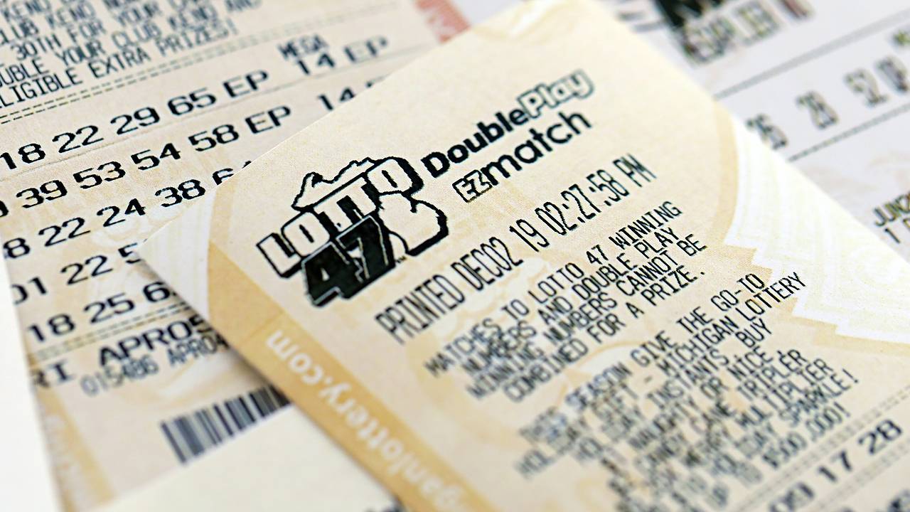 Мужчина нашел в старых штанах лотерейный билет на 421 миллион рублей