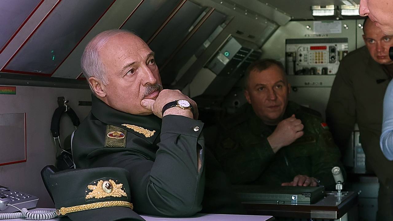 «То, что он нас пытается пугать — это не для меня». Лукашенко в военной форме посоветовал Зеленскому сделать правильные выводы