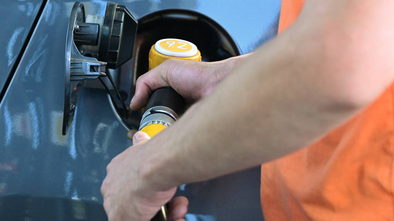 В российском регионе ограничили продажу бензина в одни руки
