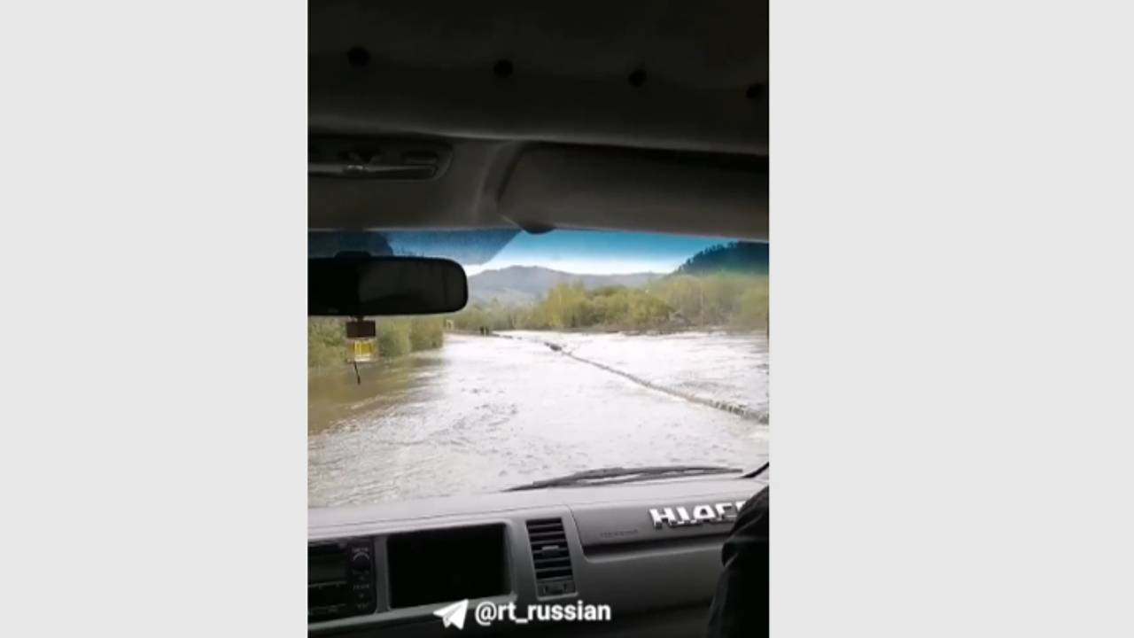 В российском регионе размыло дороги и мосты из-за паводка