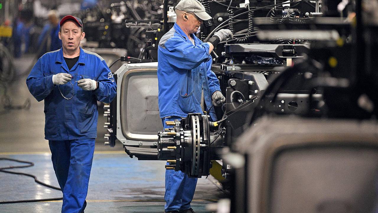 Крупнейший российский автопроизводитель отказался от сокращенного графика работы