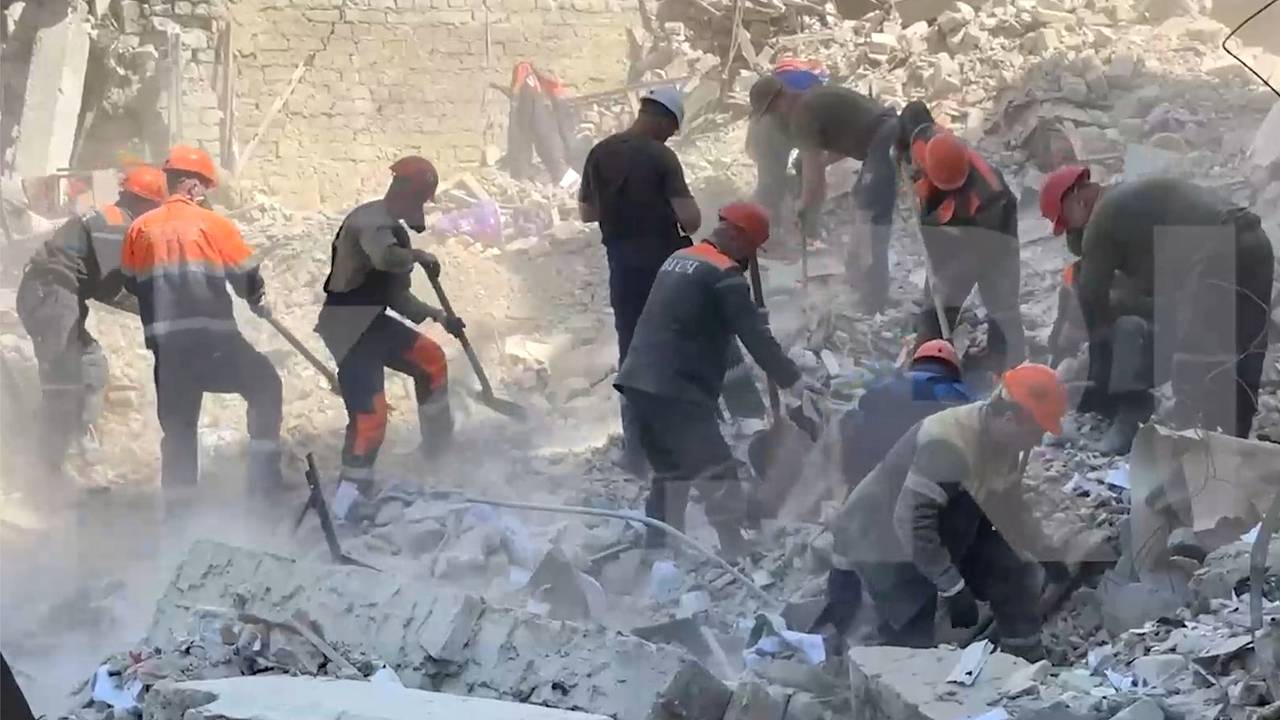 Разрушения внутри общежития в Старобельске после удара ВСУ показали на видео