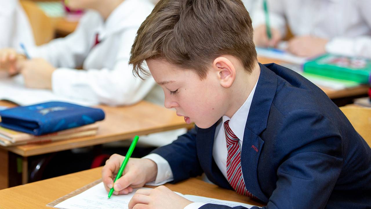 Психолог предостерегла родителей от платы детям за хорошие оценки