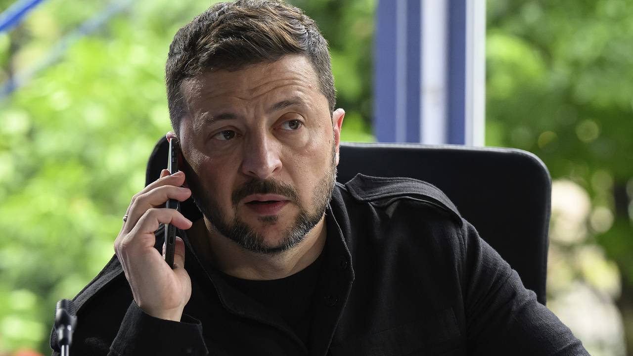 Зеленский рассказал о своих первых звонках после российского удара возмездия по Киеву