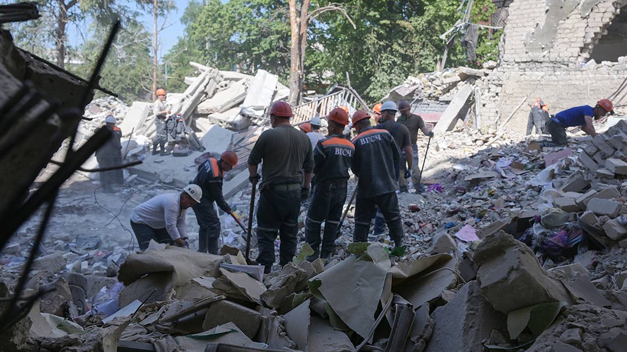 Ставших жертвами удара ВСУ по колледжу в ЛНР студенток похоронят в подвенечных платьях
