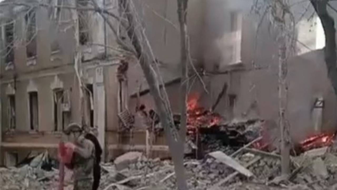 Разрушенный ударом ВС России штаб Сухопутных войск в Киеве сняли на видео Разрушенный ударом ВС России штаб Сухопутных войск в Киеве сняли на видео