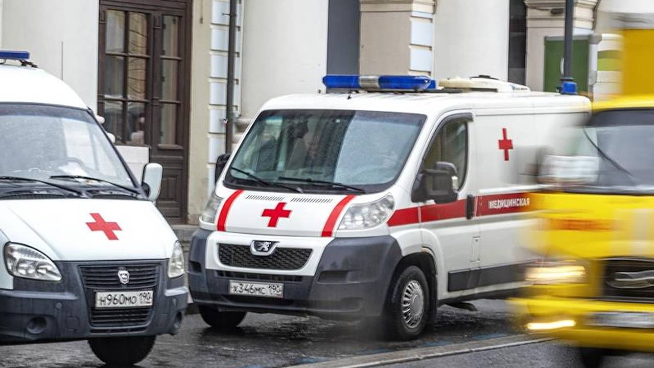 В Санкт-Петербурге часть стены 116-летнего дома проломила голову женщине