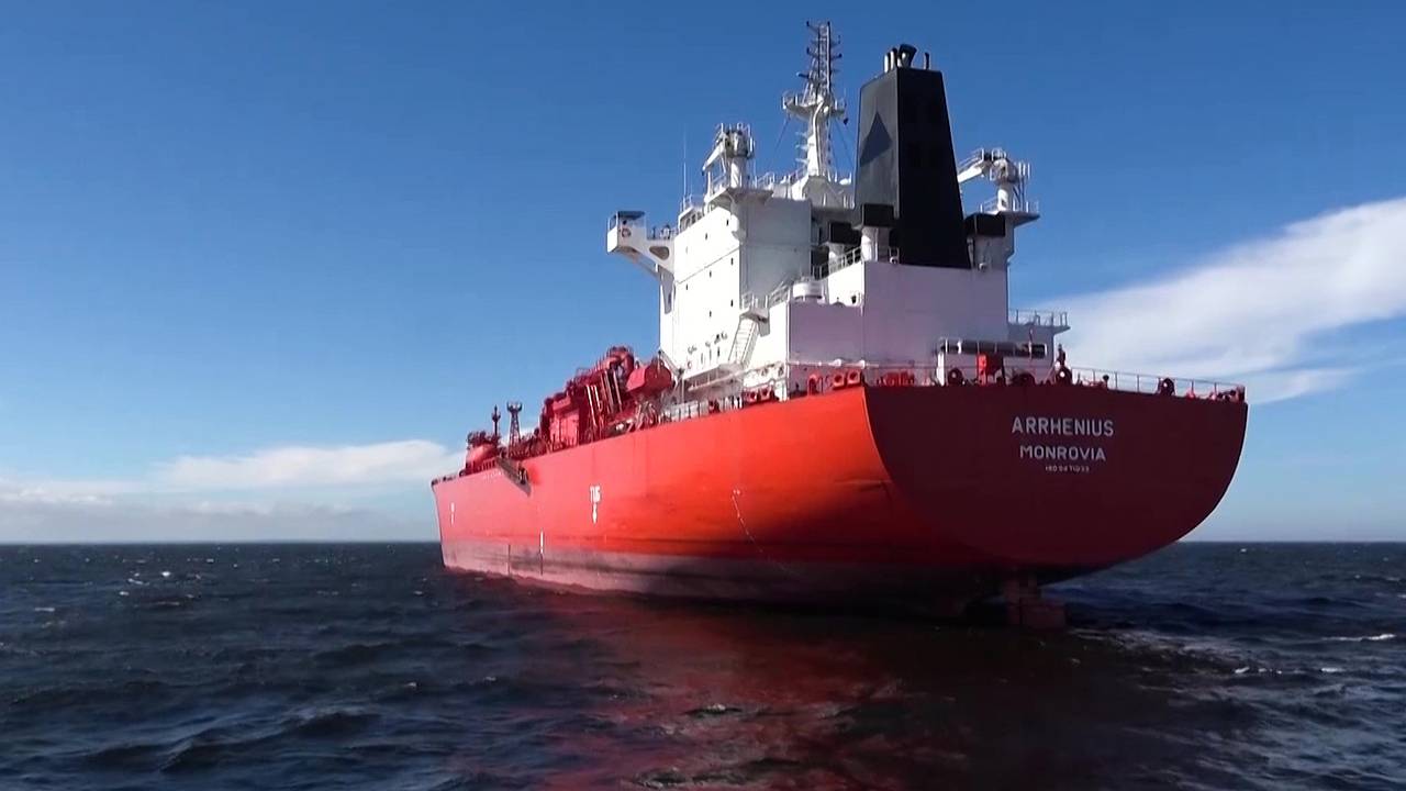 В России прокомментировали прибытие заминированного газовоза в порт под Петербургом