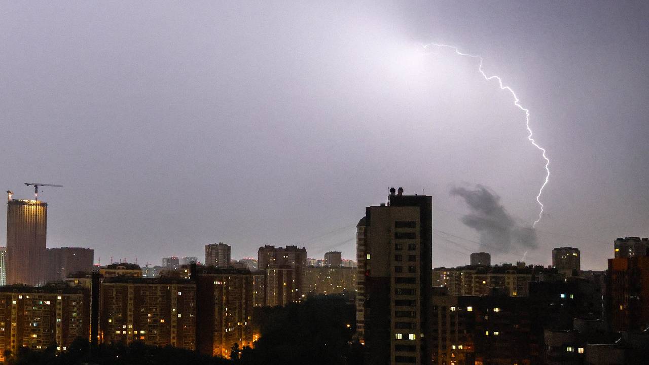 Москвичей предупредили о дожде с грозой