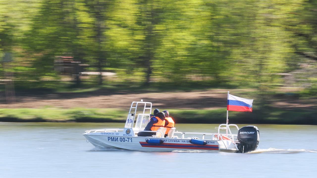 Около российского города затонула лодка с людьми