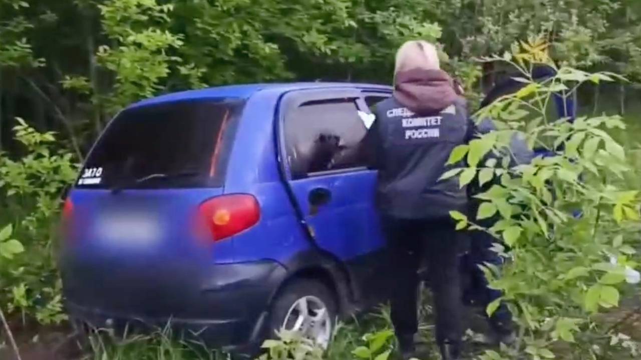 Залитый кровью автомобиль найденного мертвым в лесу россиянина попал на видео Залитый кровью автомобиль найденного мертвым в лесу россиянина попал на видео