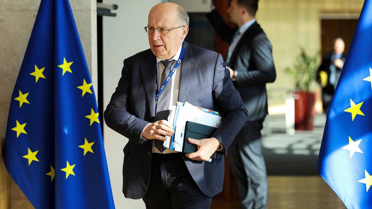 Еврокомиссар призвал ЕС открыть запасы вооружений для Украины Еврокомиссар призвал ЕС открыть запасы вооружений для Украины