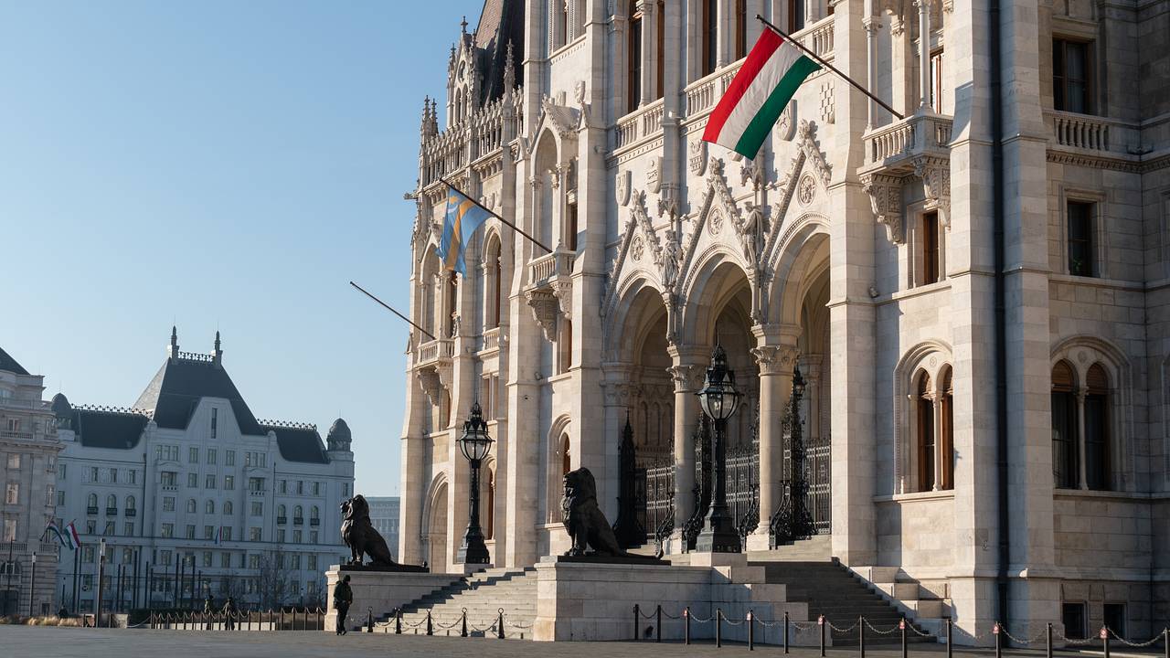 Парламент Венгрии нового созыва остановил выход страны из МУС