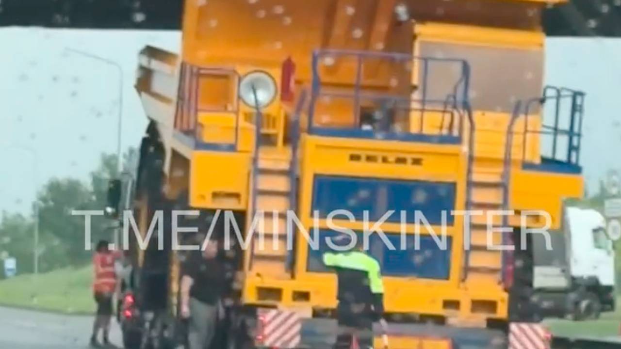 Огромный самосвал застрял под путепроводом в Белоруссии