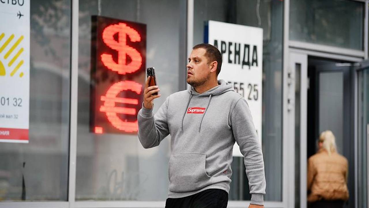 Курс доллара опустили ниже 71 рубля Курс доллара опустили ниже 71 рубля