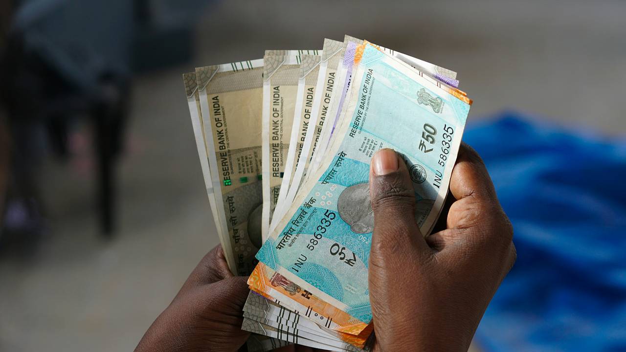 Мужчина продал жену друзьям за 37 тысяч рублей