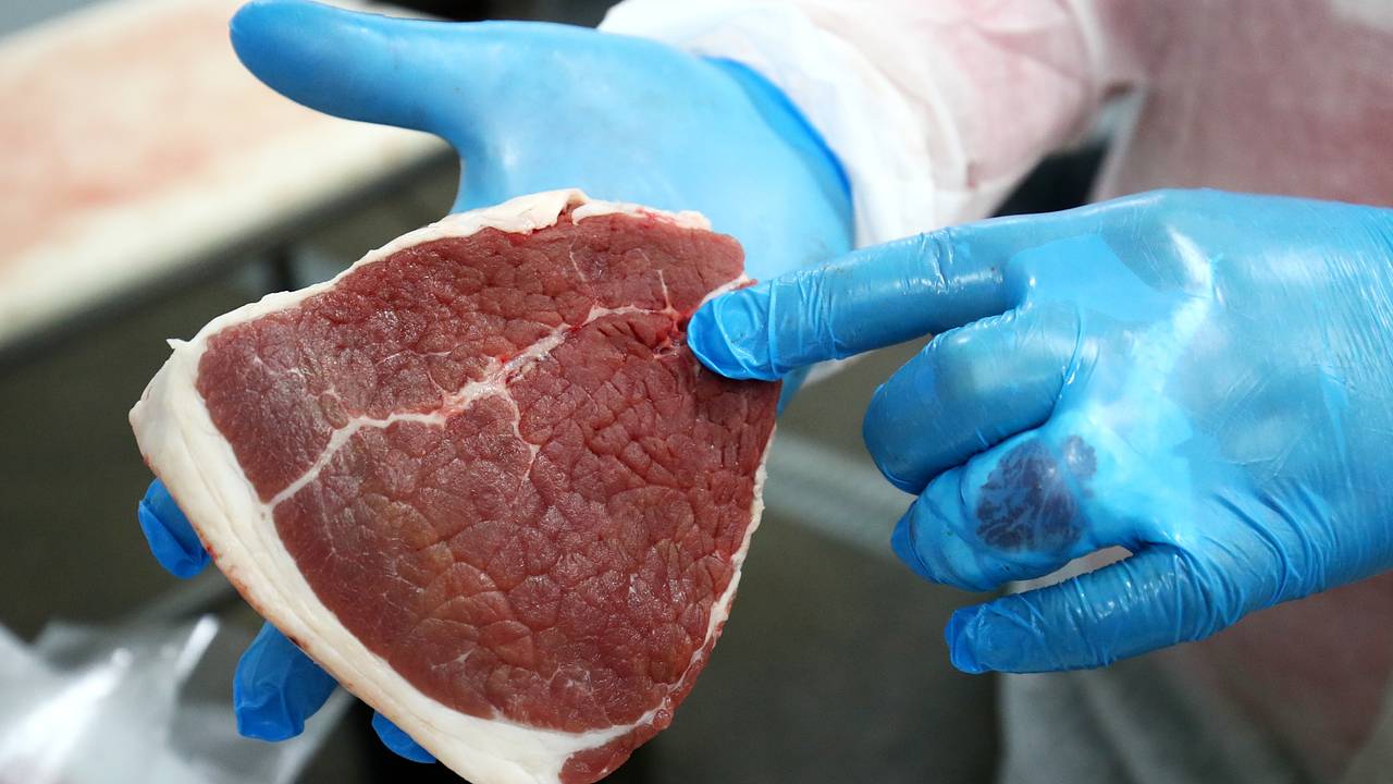 В говяжьих бургерах из «Азбуки вкуса» нашли следы свинины и курятины