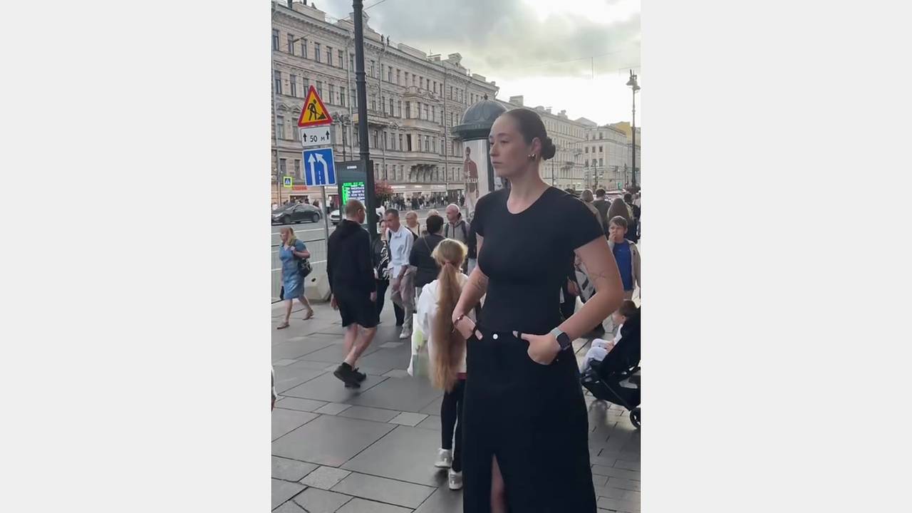 Почти двухметровая россиянка прошлась по городу и показала эмоции прохожих Почти двухметровая россиянка прошлась по городу и показала эмоции прохожих