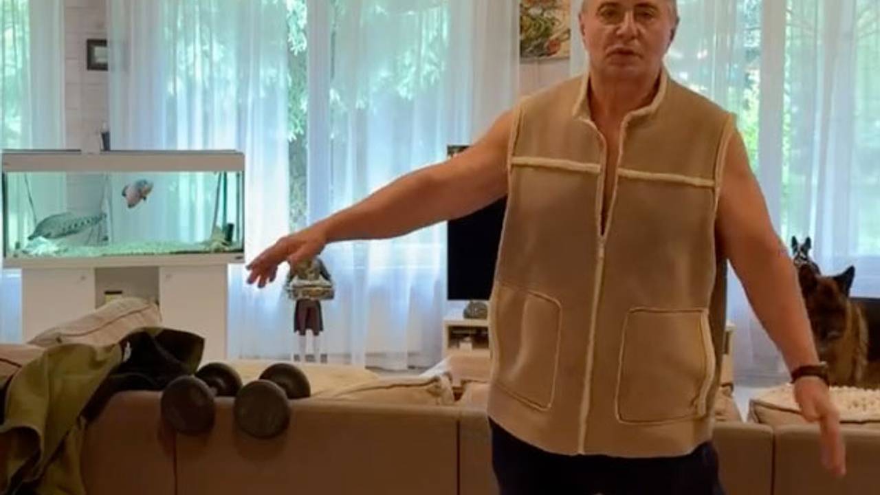 Доктор Мясников перенес операцию и выпил стакан пива