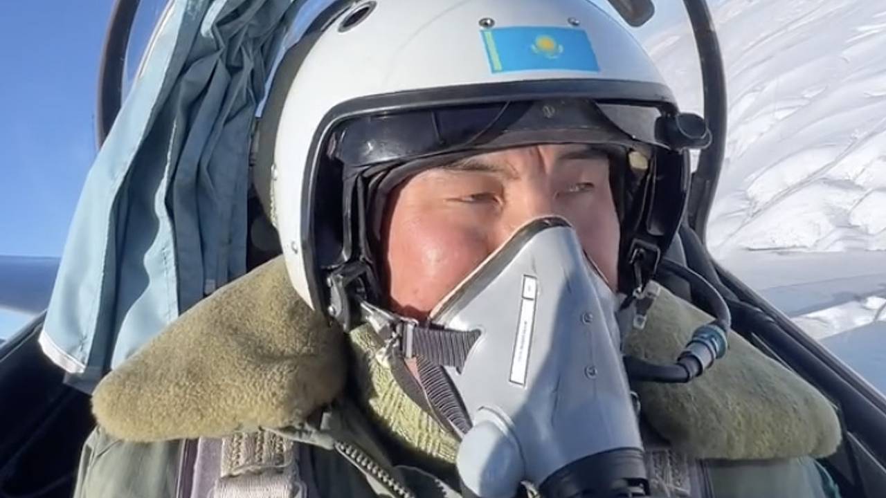 Пилот истребителя выложил видео с самолетом Путина