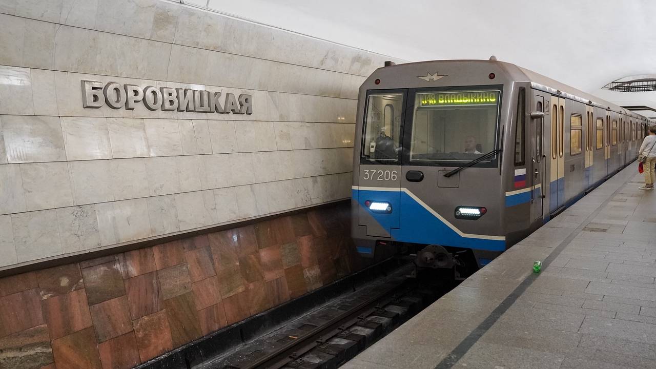 Усадившего на колени подростка в московском метро арестовали