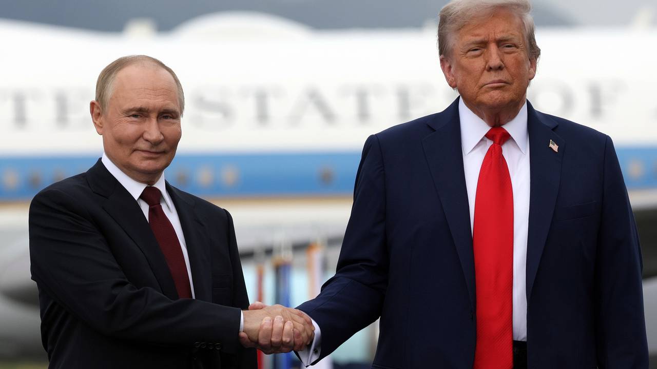 Журналист указал на особенность фото Путина и Трампа