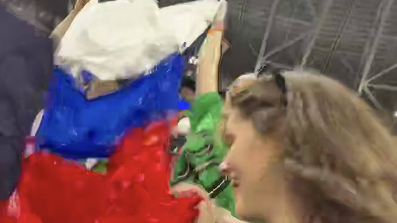 Жена Сафонова показала сбор вынесенного на поле российского флага