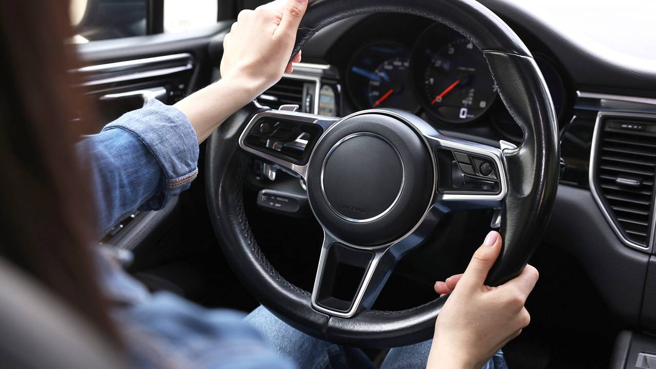 Российская блогерша похвасталась нарушениями ПДД на Mercedes и заинтересовала ГАИ Российская блогерша похвасталась нарушениями ПДД на Mercedes и заинтересовала ГАИ