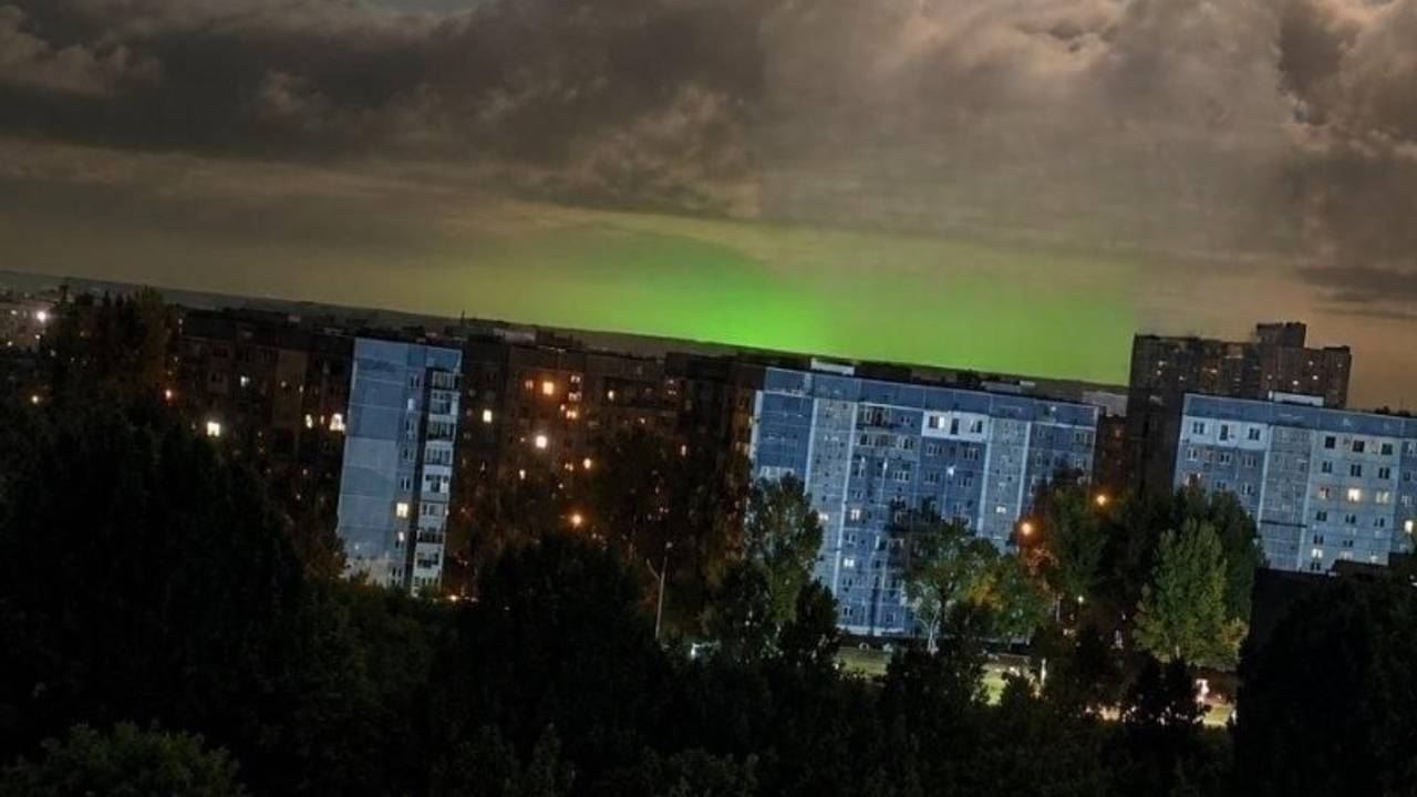 В Запорожье после прилетов появилось странное зеленое зарево