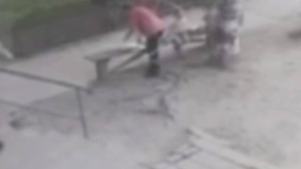 Случайная смерть россиянки на глазах у трехлетнего сына попала на видео